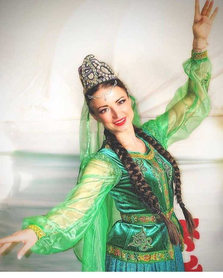 Azerbaijan in National clothes