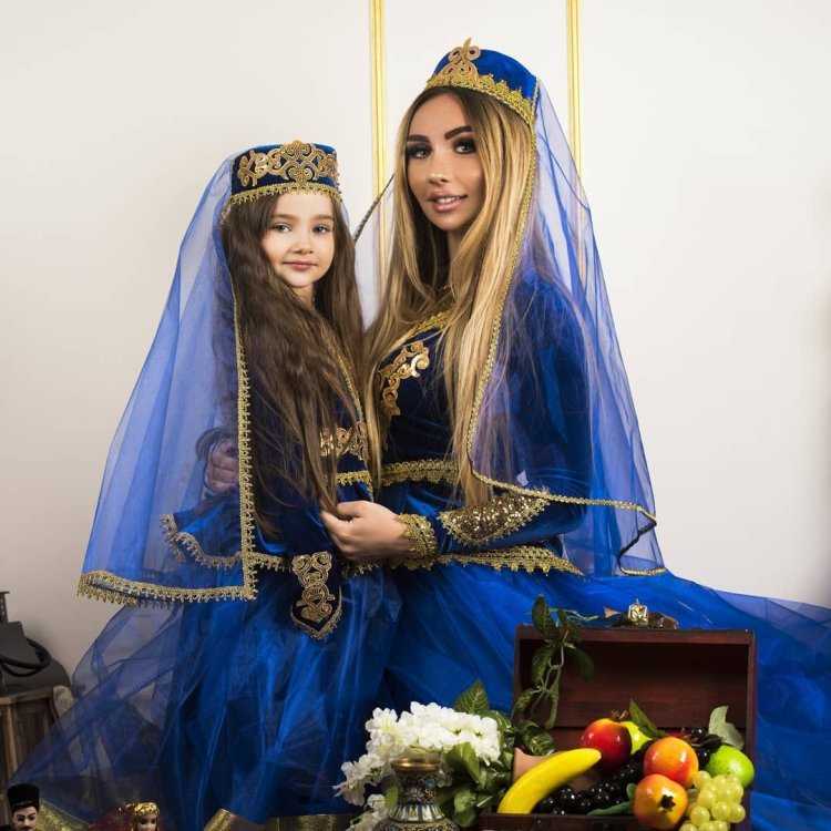 Азербайджанский национальный костюм девочки синий цвет