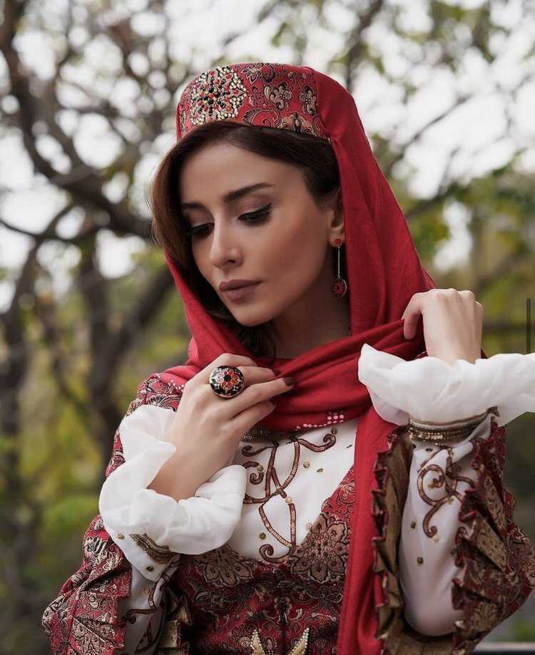 Азербайджанка в национальном костюме