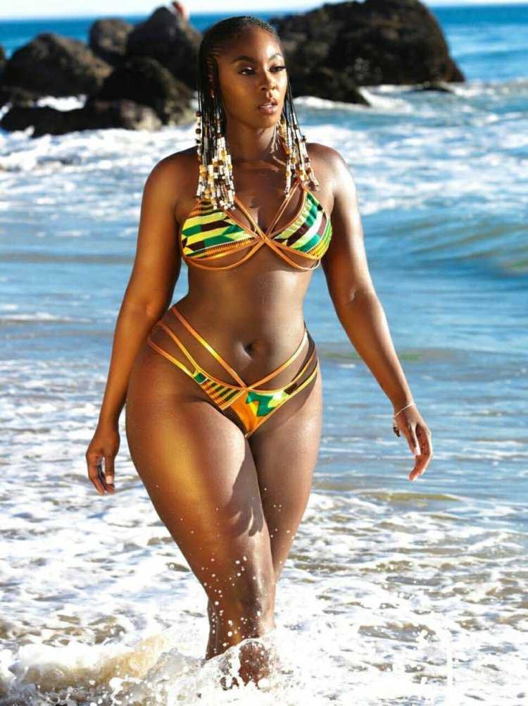 Эбони Ноэль в купальнике