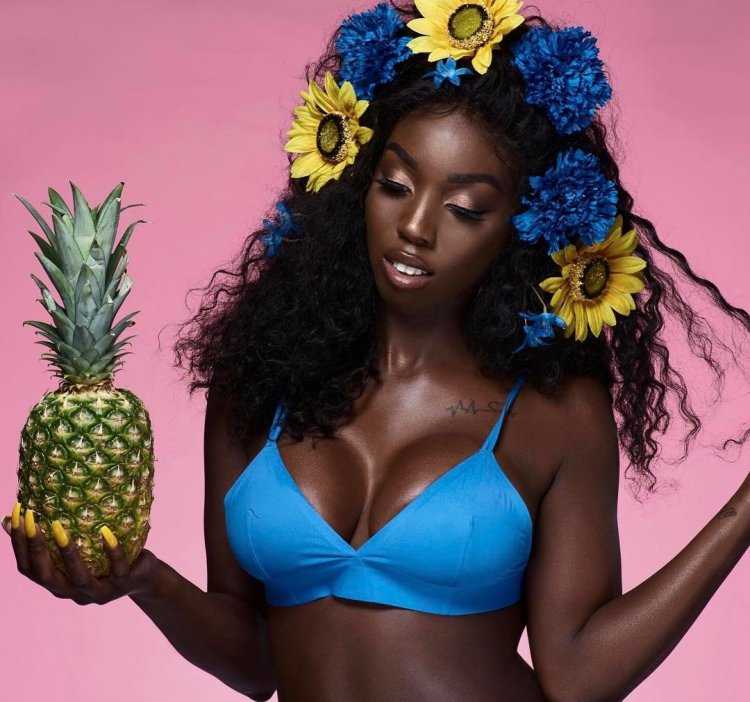 Монифа Янсен бикини