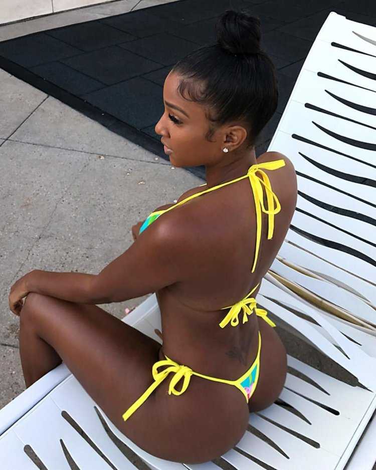 Наоми Бэнкс купальник