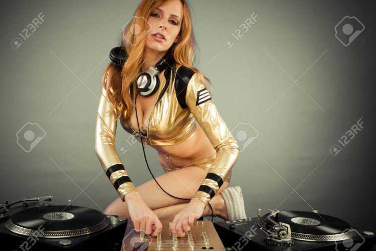 Девушка диджей с рыжими волосами