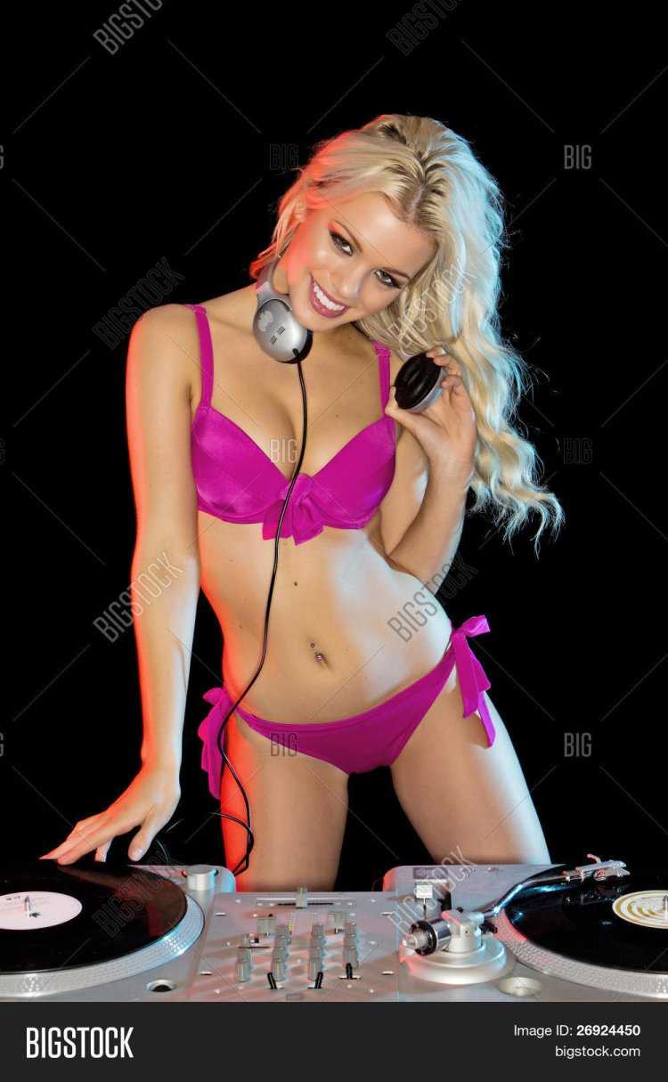 Девушки диджеи в купальниках