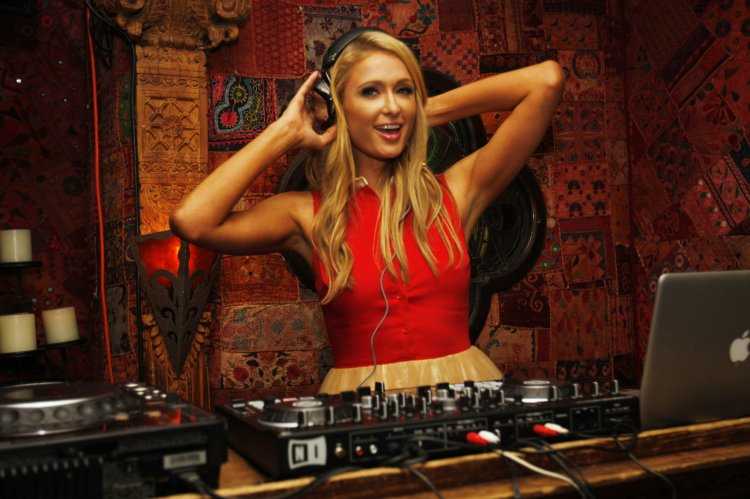 Пэрис Хилтон блондинка в шоколаде