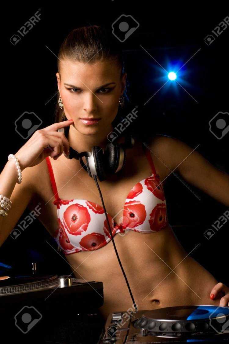 Девушки диджеи в купальниках