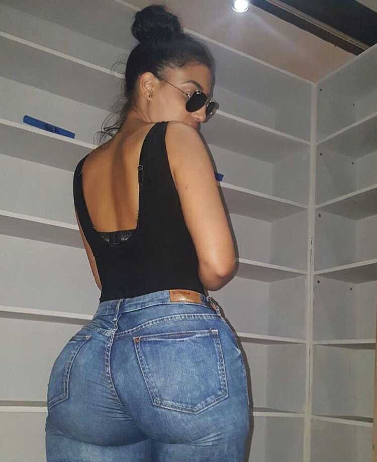 Зад девушки йога