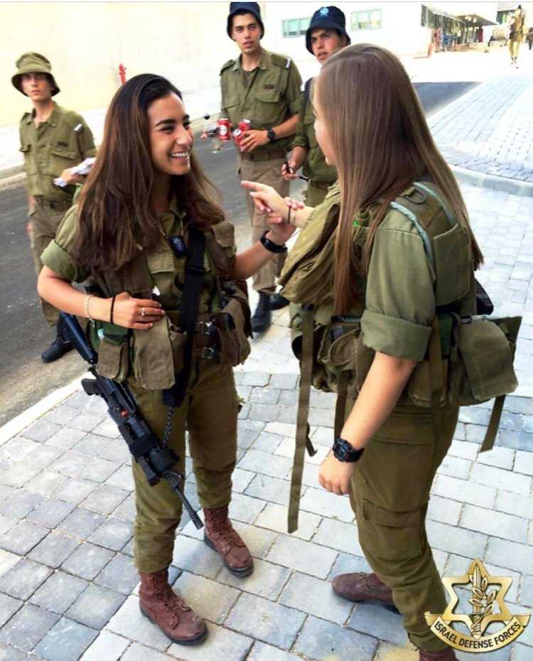 Израильские девушки на улице