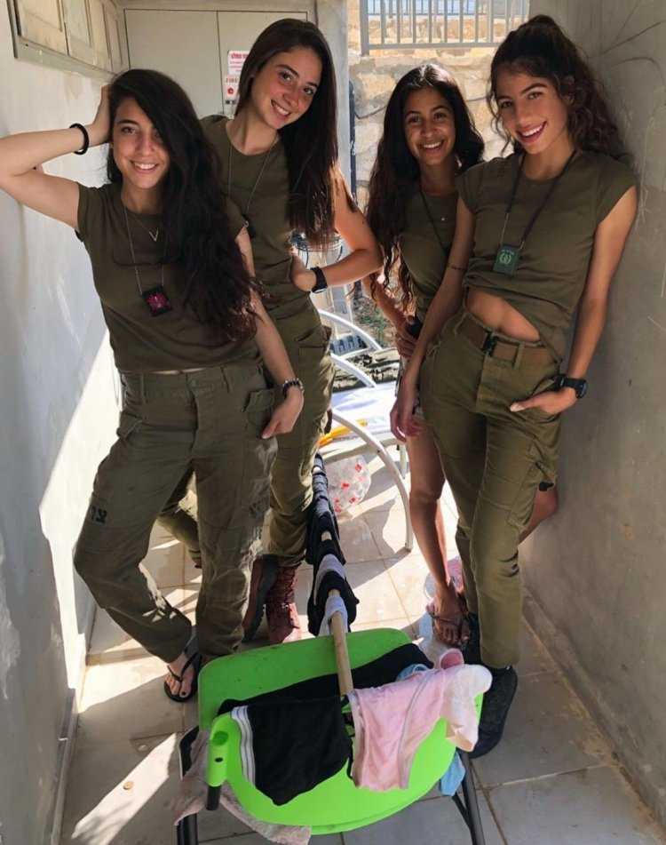 Израильтянки на улице