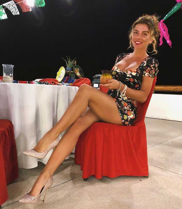 Анна Седокова ноги