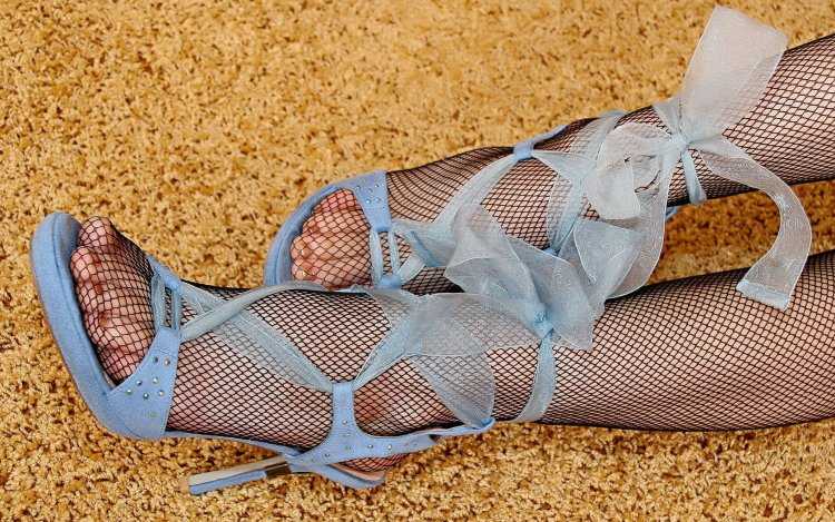 Босоножки и чулки