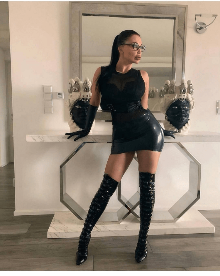 Алетта оушен в латексном платье