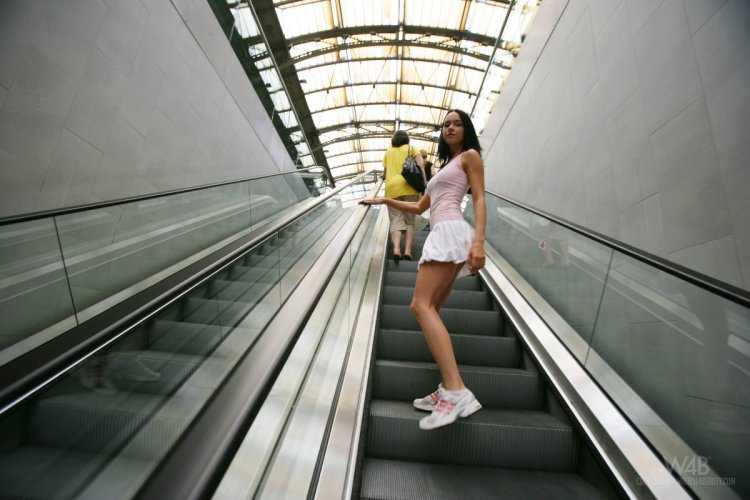 Девушки в метро