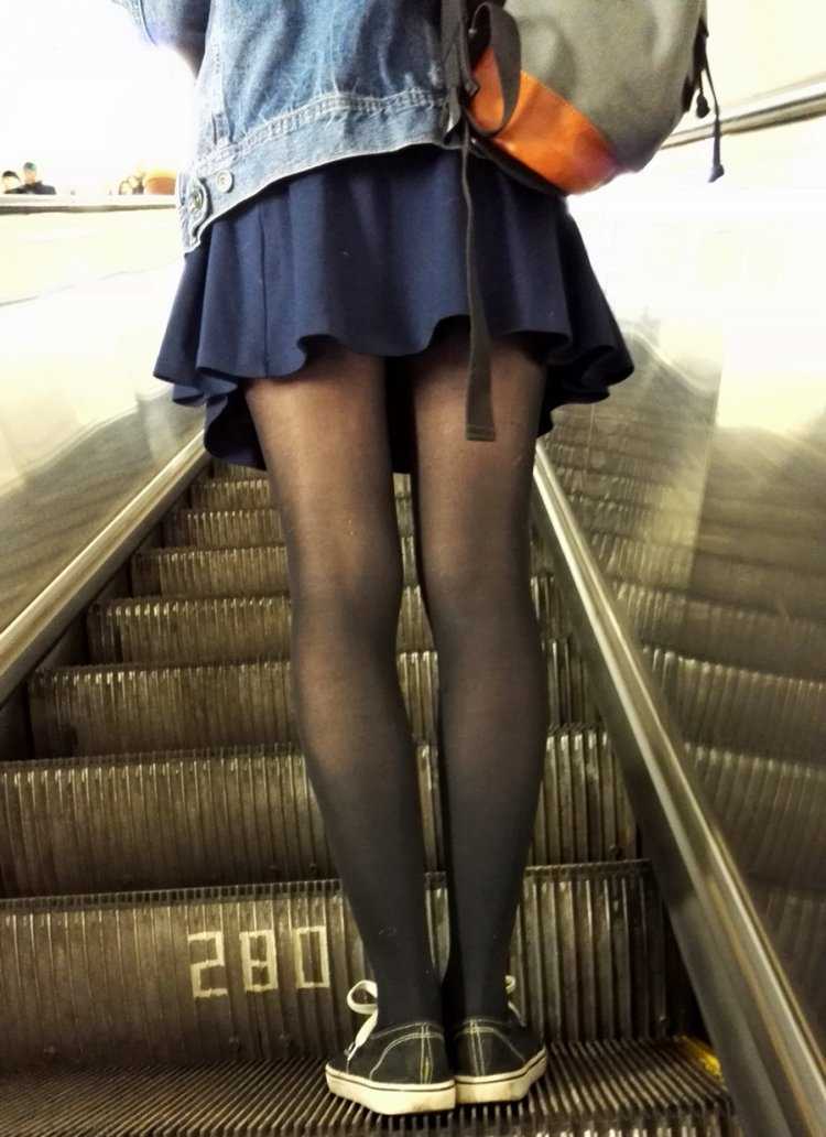 В юбке на эскалаторе