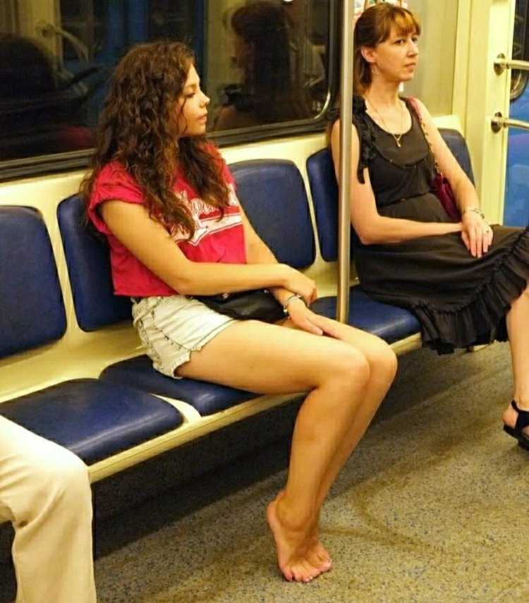 Женские ноги в метро