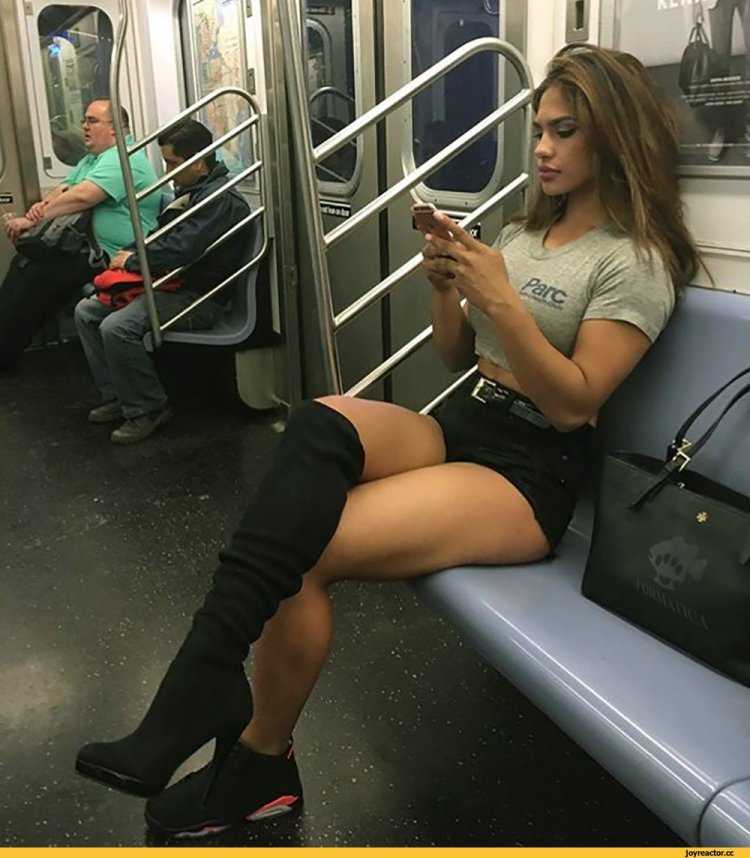 Красивые девушки в транспорте