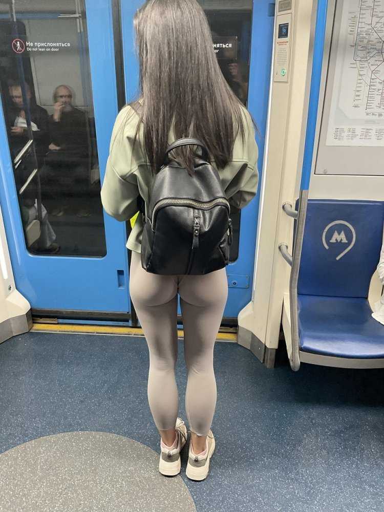 Девушки в метро