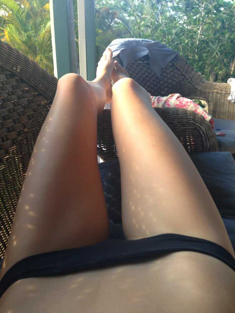 Ноги девушки от 1 лица