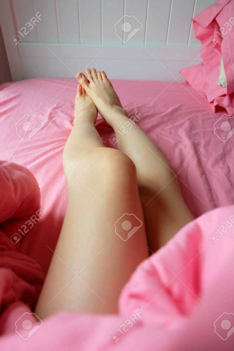 Ноги женские на кровати