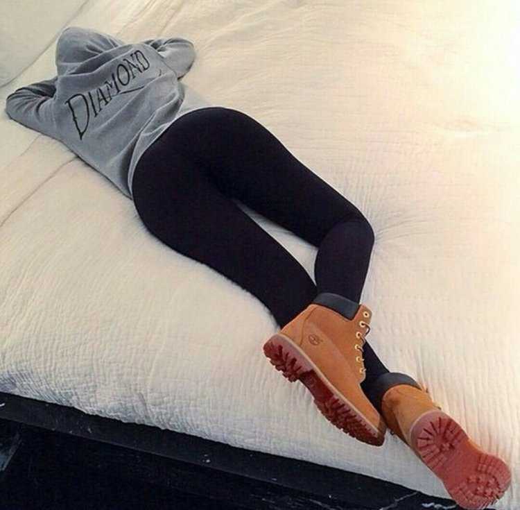 Ноги девушки в леггинсах