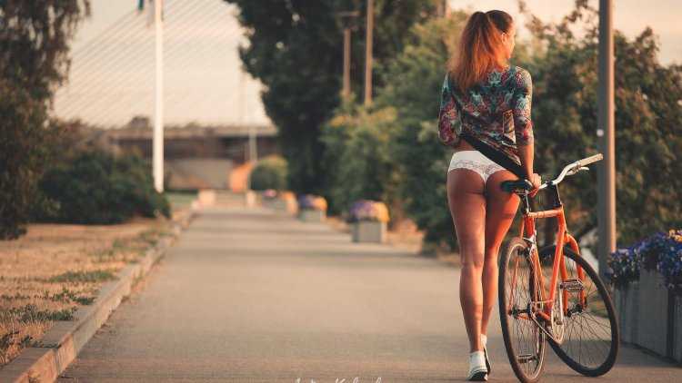 Девушка на велосипеде