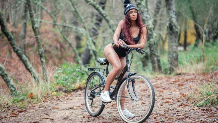 Красотка на велосипеде