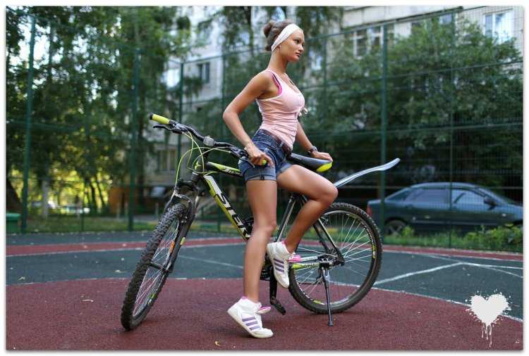 Девушка на спортивном велосипеде