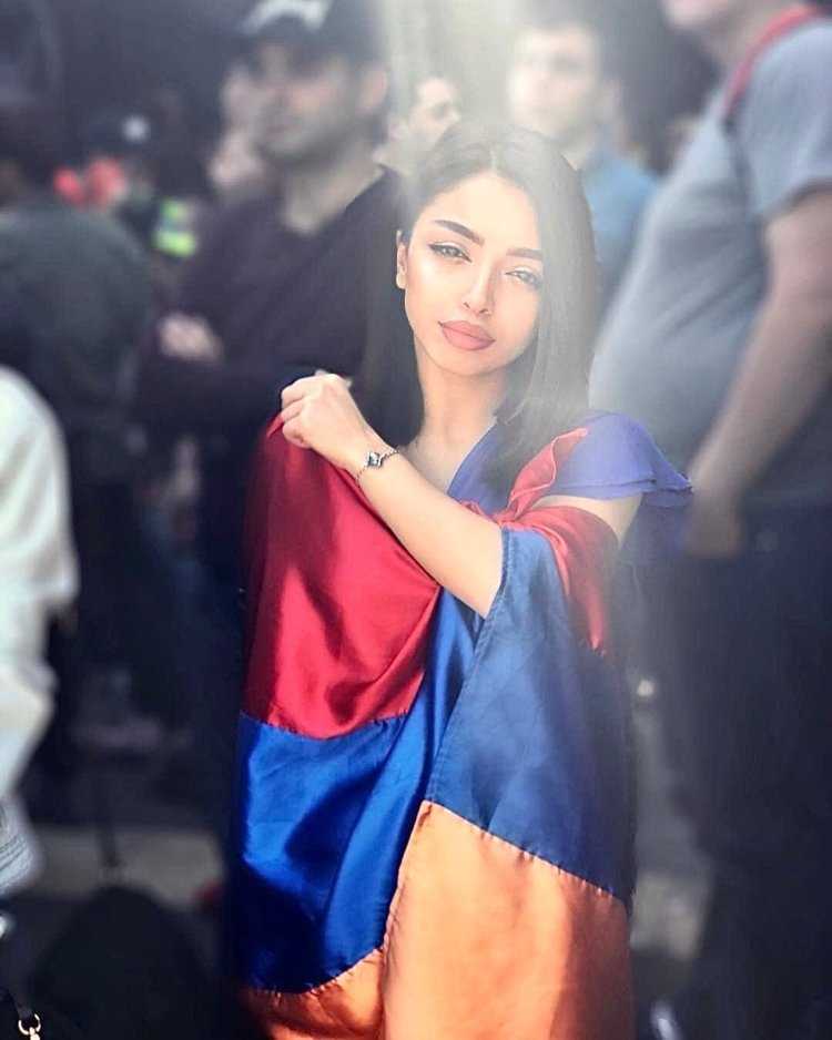 Обои армянка16