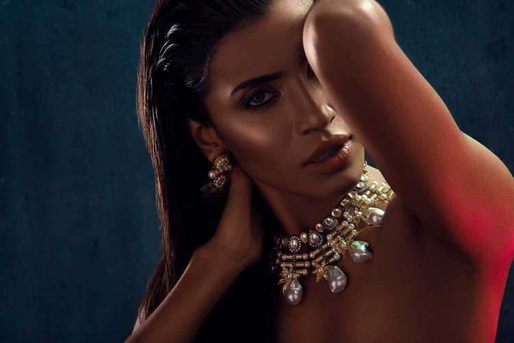 Красивая девушка в украшениях