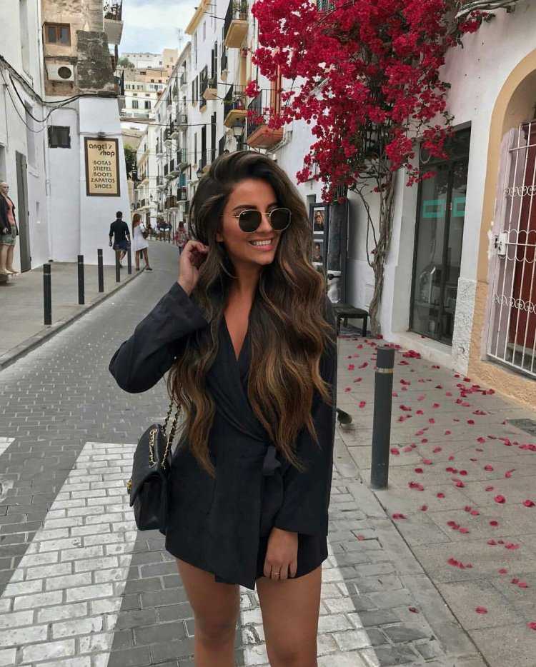 Красивая девушка путешествие