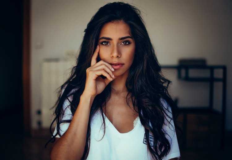 Девушка брюнетка