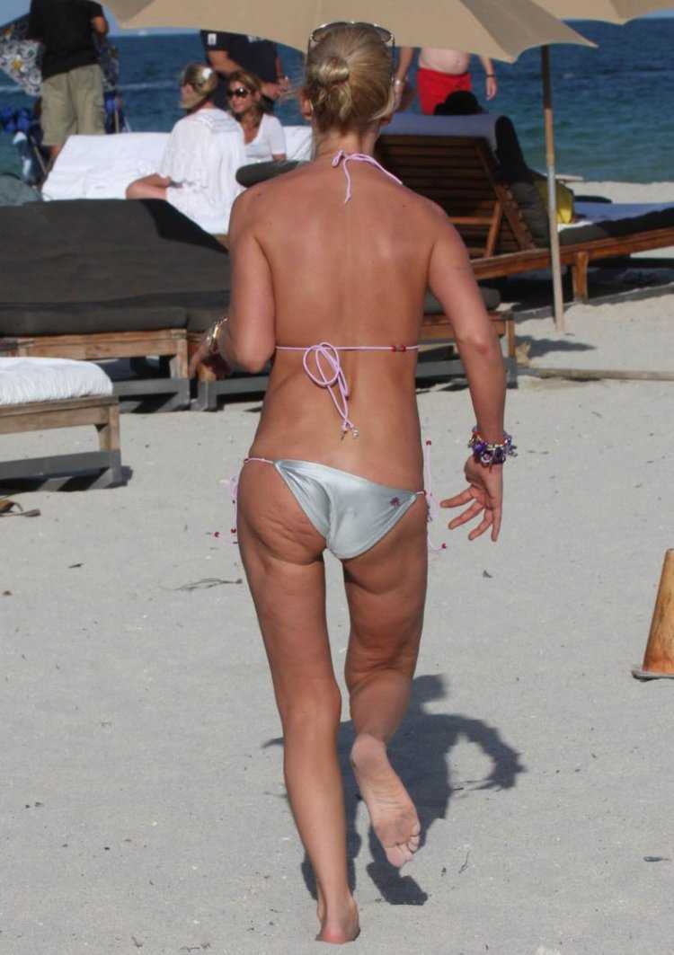 Тара Рид на пляже