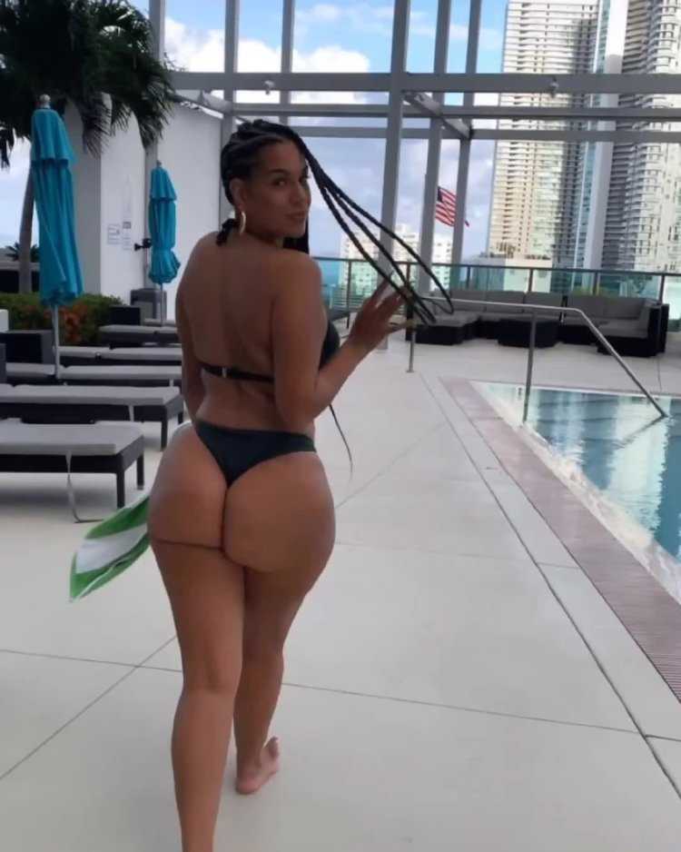 Theodora Moutinho бикини