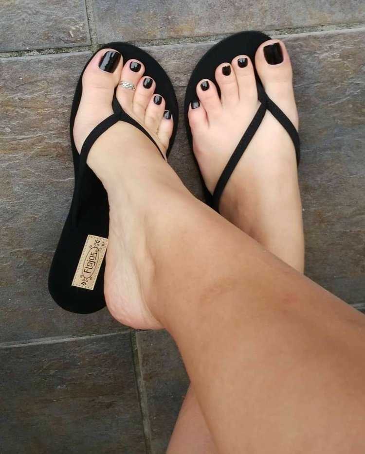 Женские ножки в шлепках