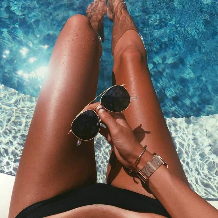 Красивые загорелые ноги