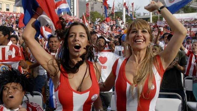 Парагвайская болельщица Лариса Рикельме