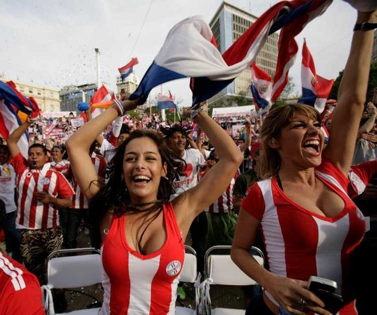 Болельщица сборной Парагвая Лариса Рикельме