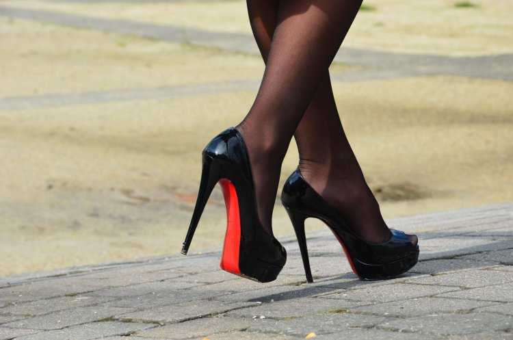 Красные туфли на каблуке с колготками