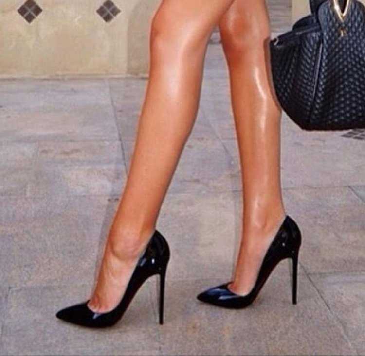 Ножки на очень высоких каблуках