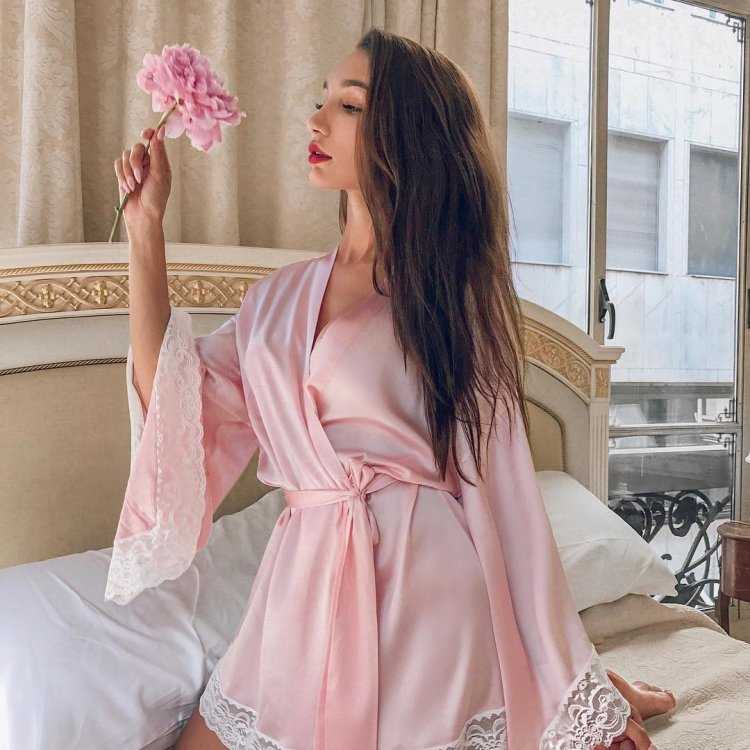 Розовый пеньюар