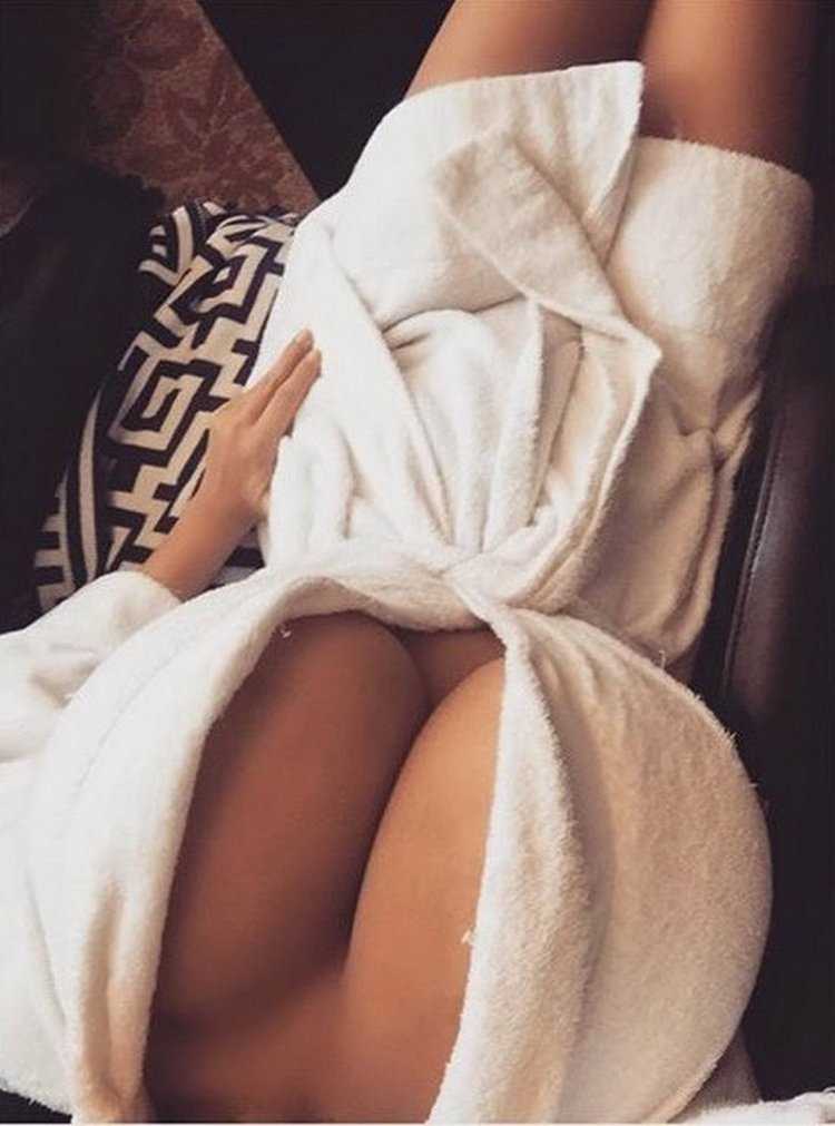 Красивая девушка в полотенце