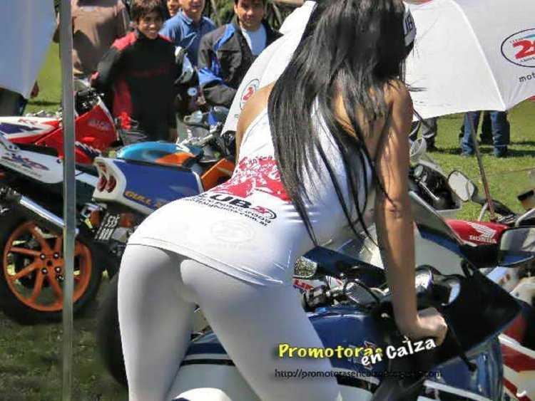 Девушки в леггинсах на гонках