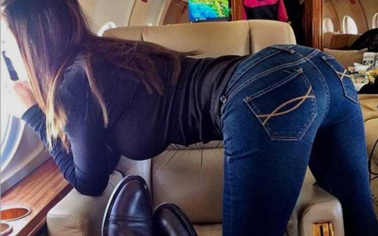 Попки девочек в джинсах