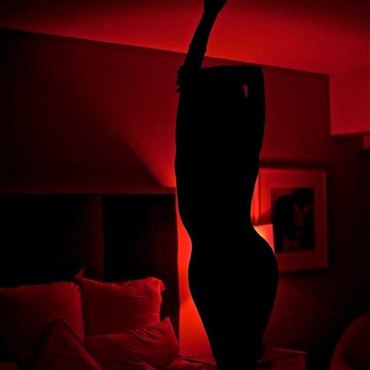 Силуэт девушки в темноте