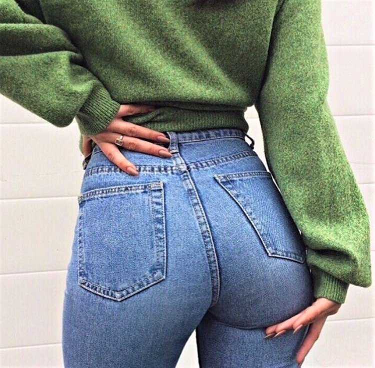 Попа в джинсах с высокой талией