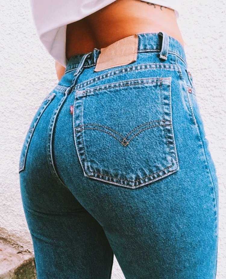 Красивая попа в джинсах