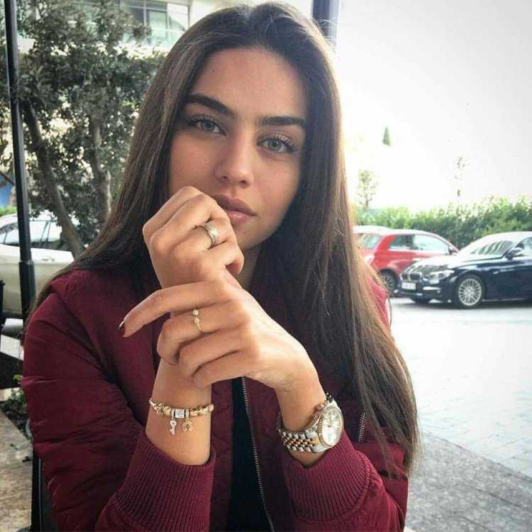 Амине Гюльшен