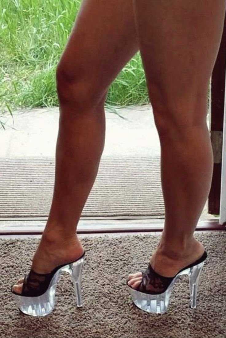 Женские икры на каблуках