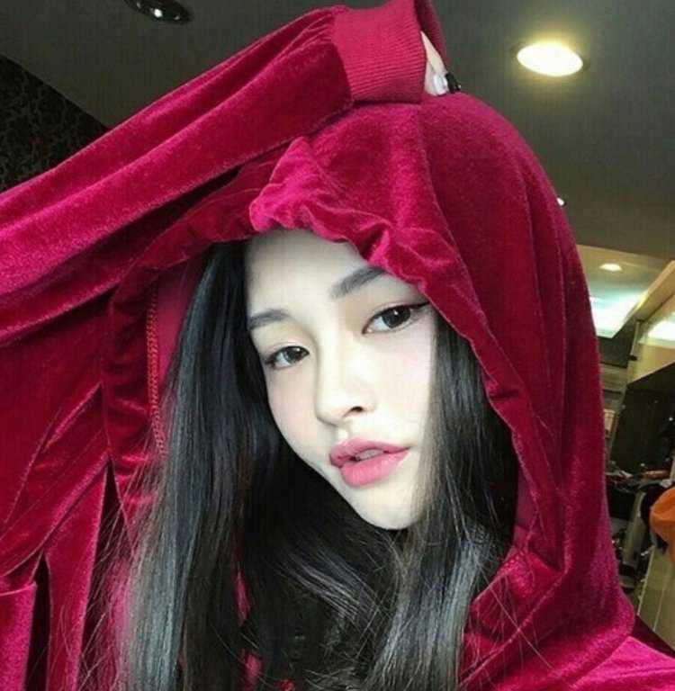 Кореянка в Красном лицо