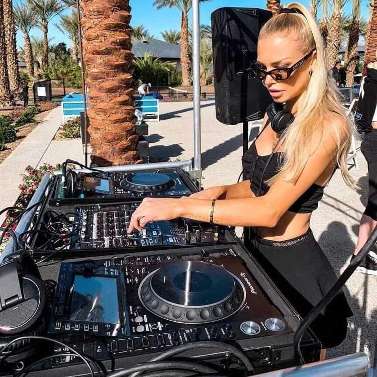 Диджей Кейси